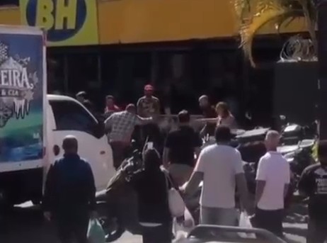 Guarda que fazia segurança privada atira em cliente de supermercado na Grande BH; vídeo