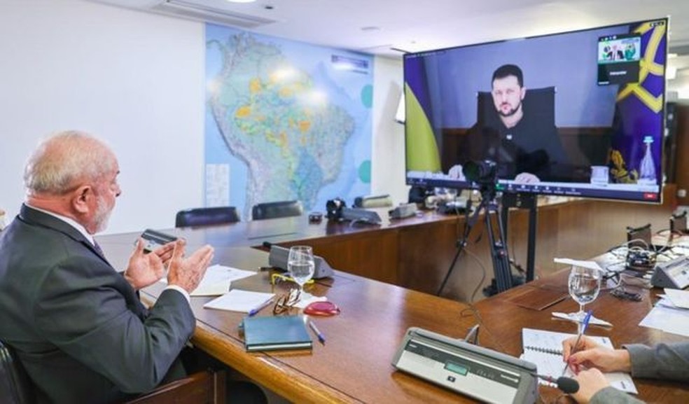Lula e Zelensky em vídeo chamada sobre planos de paz — Foto: RICARDO STUCKERT (PR)