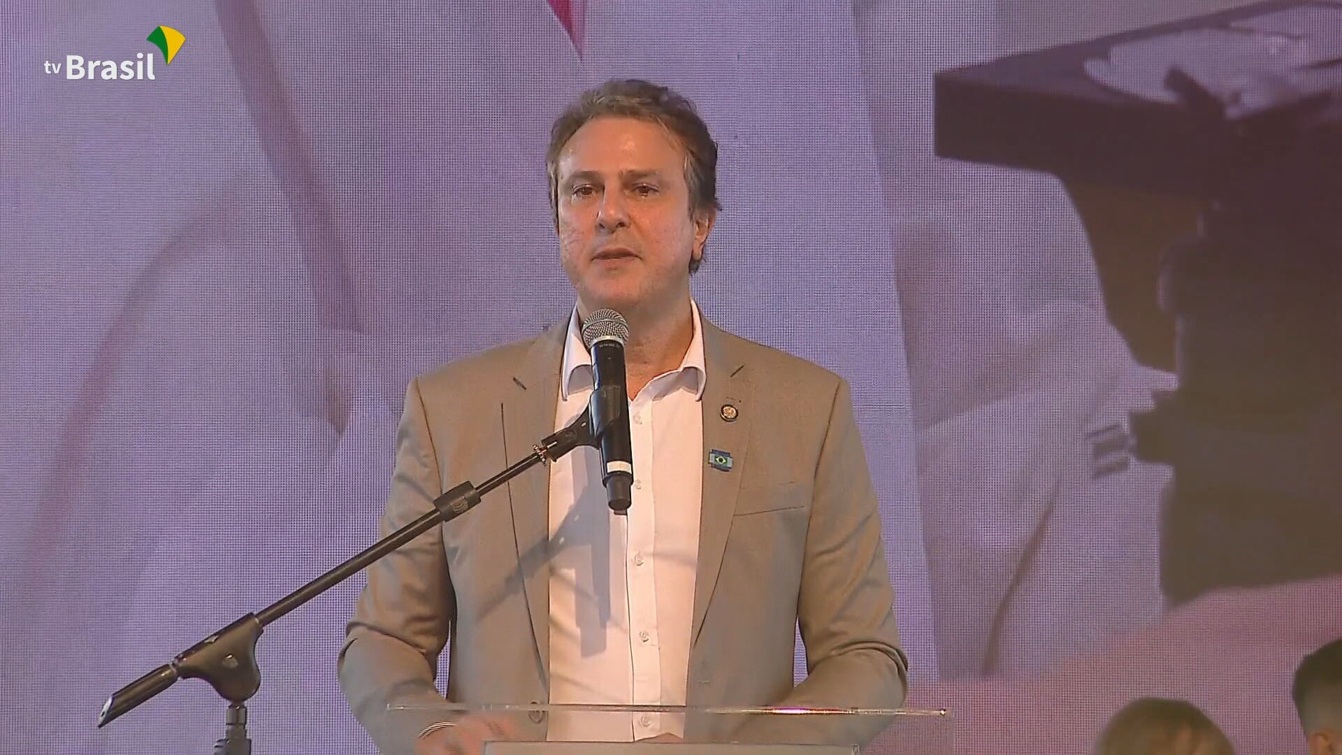 Ministro da Educação, Camilo Santana,  faz pronunciamento neste domingo