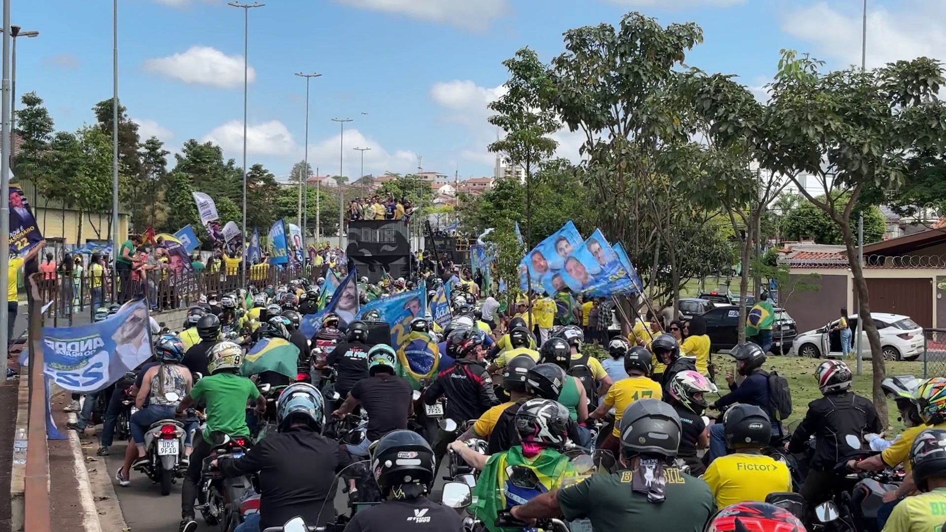 Flávio Bolsonaro encerra campanha com motocarreata em SP ao lado de Tarcísio