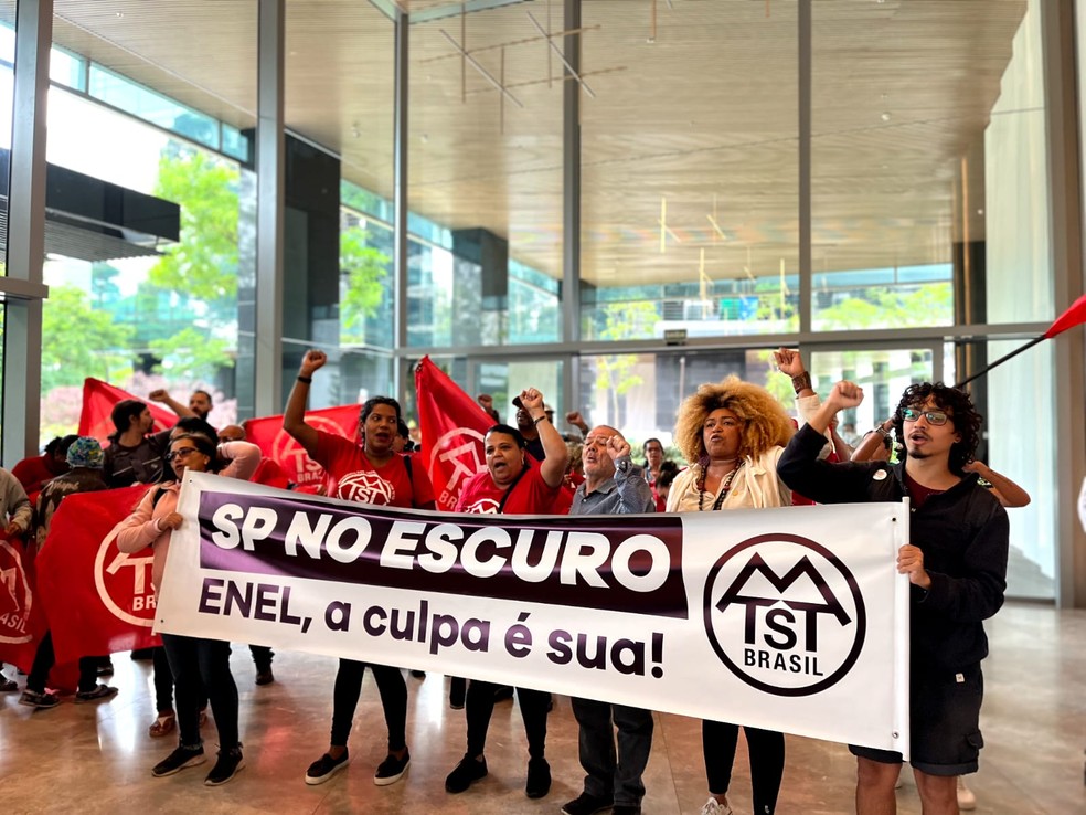 Grupo protesta em frente a prédio da Enel contra falta de energia