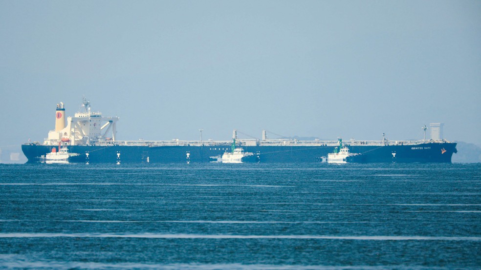 Petroleiro navega perto da cidade de Chita, na província de Aichi, após se tornar o primeiro com destino ao Japão a transitar pelo Estreito de Ormuz desde o início do conflito com o Irã. — Foto: JIJI PRESS / JIJI PRESS / AFP