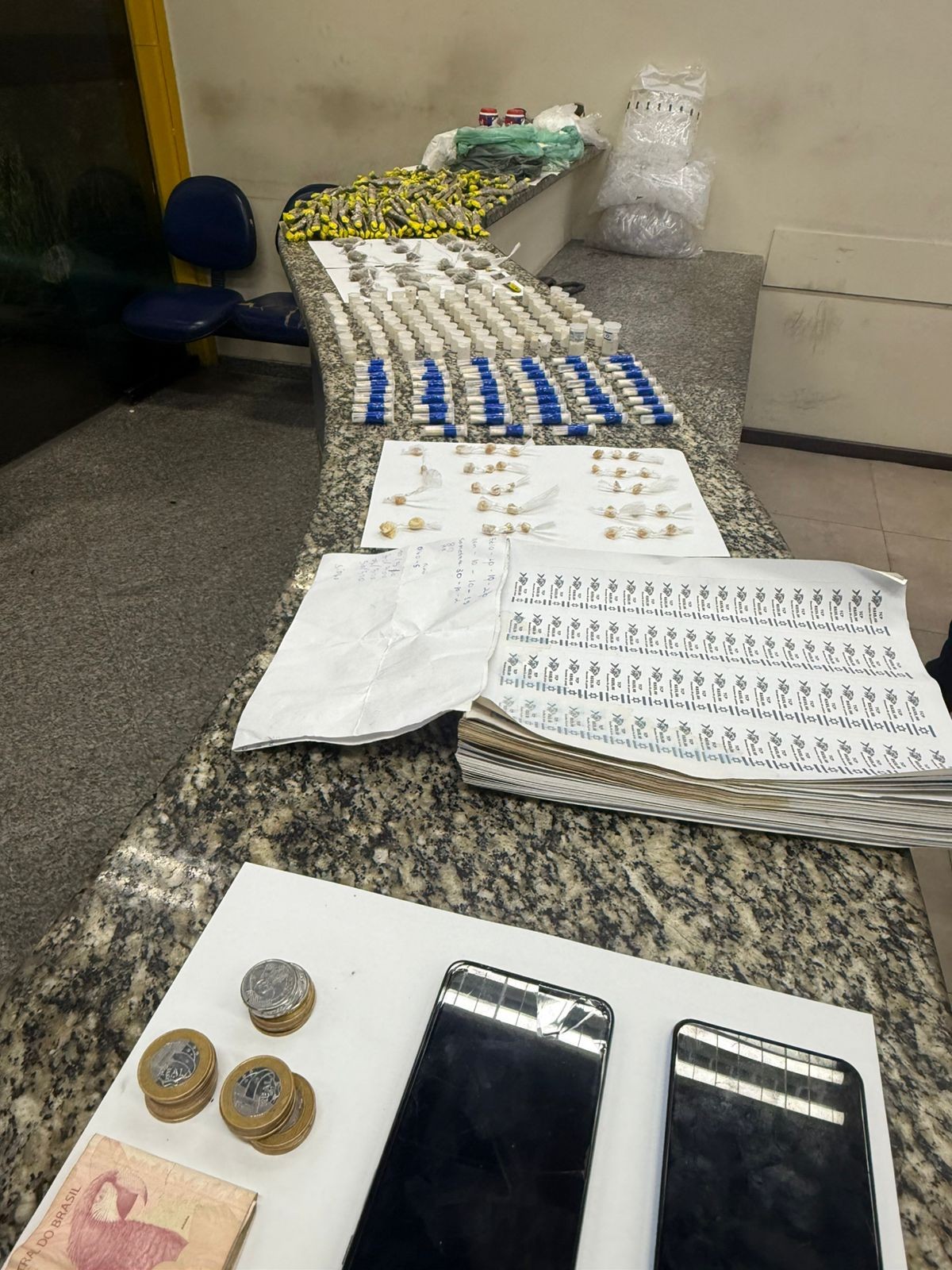 Homem é preso e dois adolescentes apreendidos com drogas em Barra Mansa