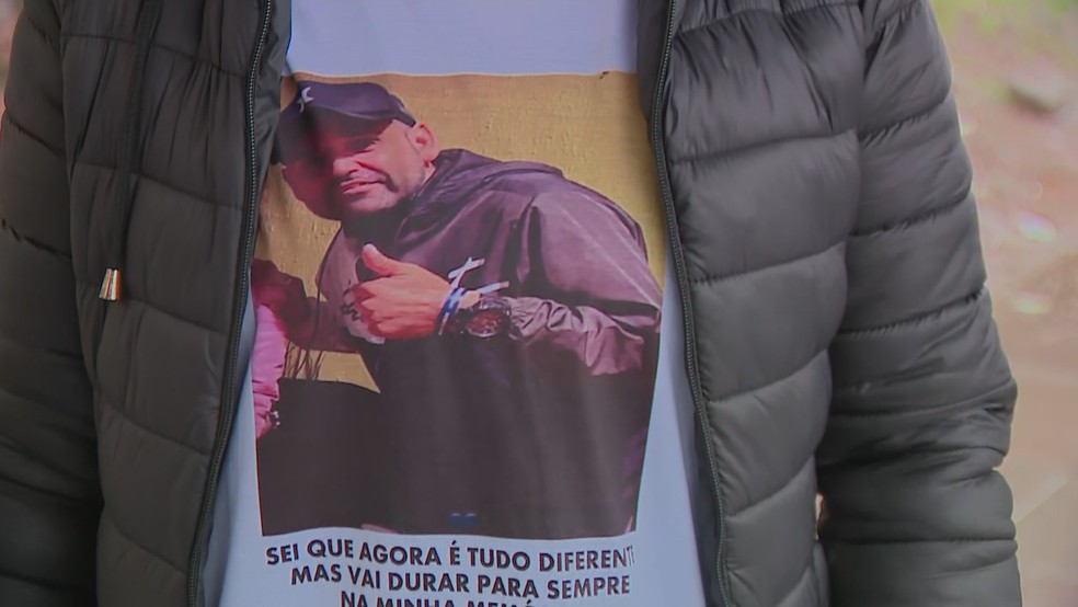 Foto de Vladimir Abreu de Oliveira, que morreu após abordagem da BM, estampa camiseta usada por familiar — Foto: Reprodução/RBS TV