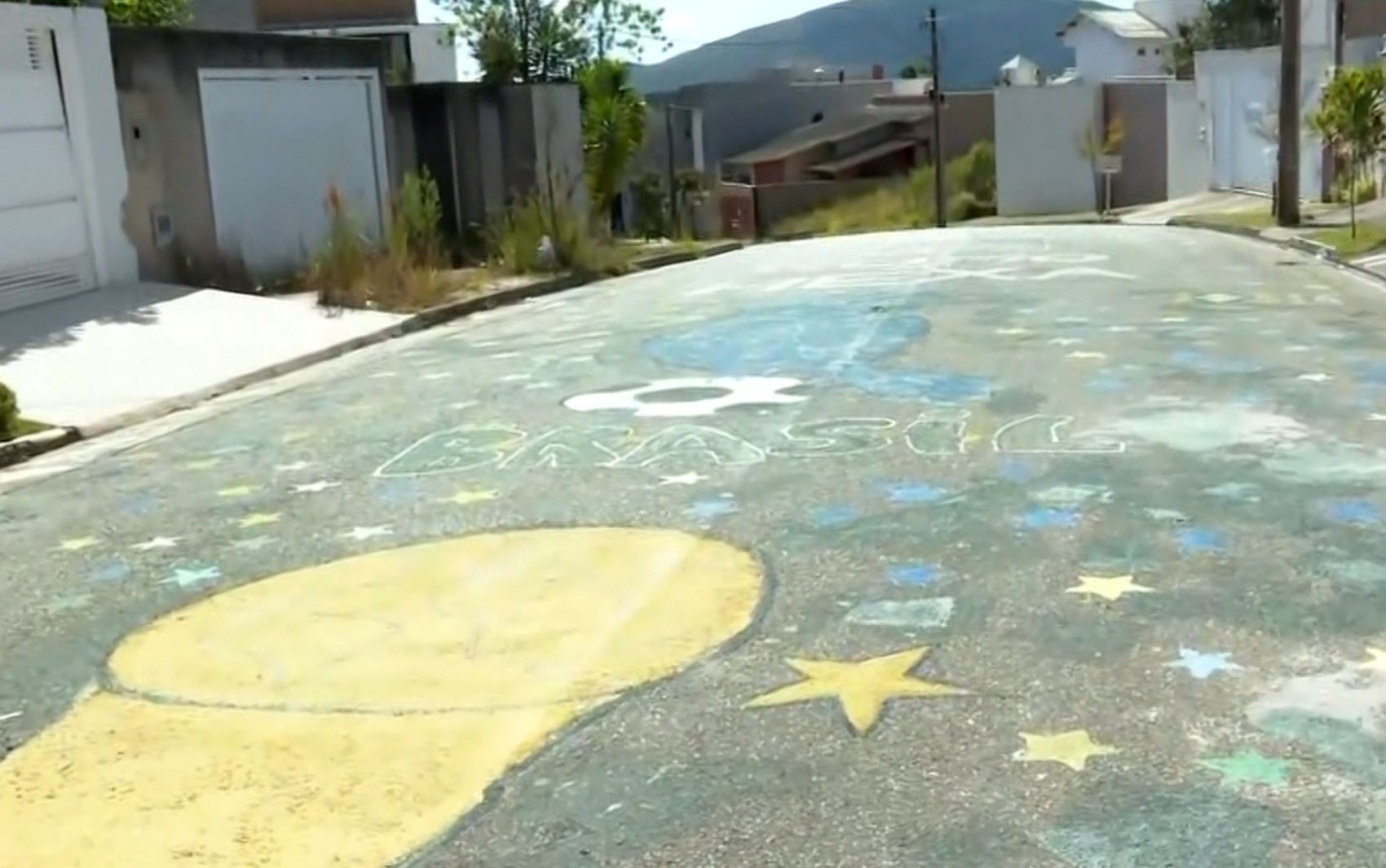 Moradores pintam rua em Poços de Caldas em homenagem a Mauro
