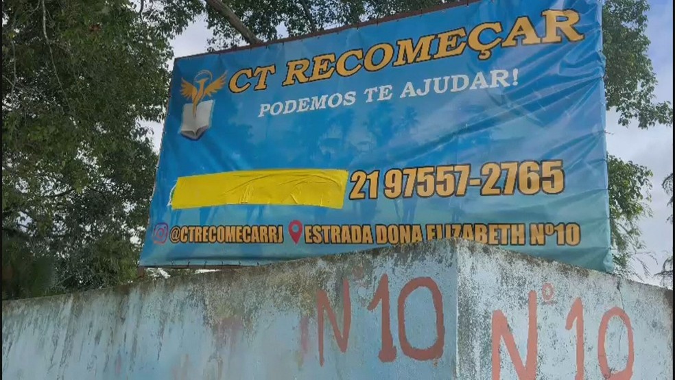 Placa da Comunidade Terapêutica Recomeçar, alvo de mandado de busca e verificação judicial — Foto: Crédito: Policia Civil