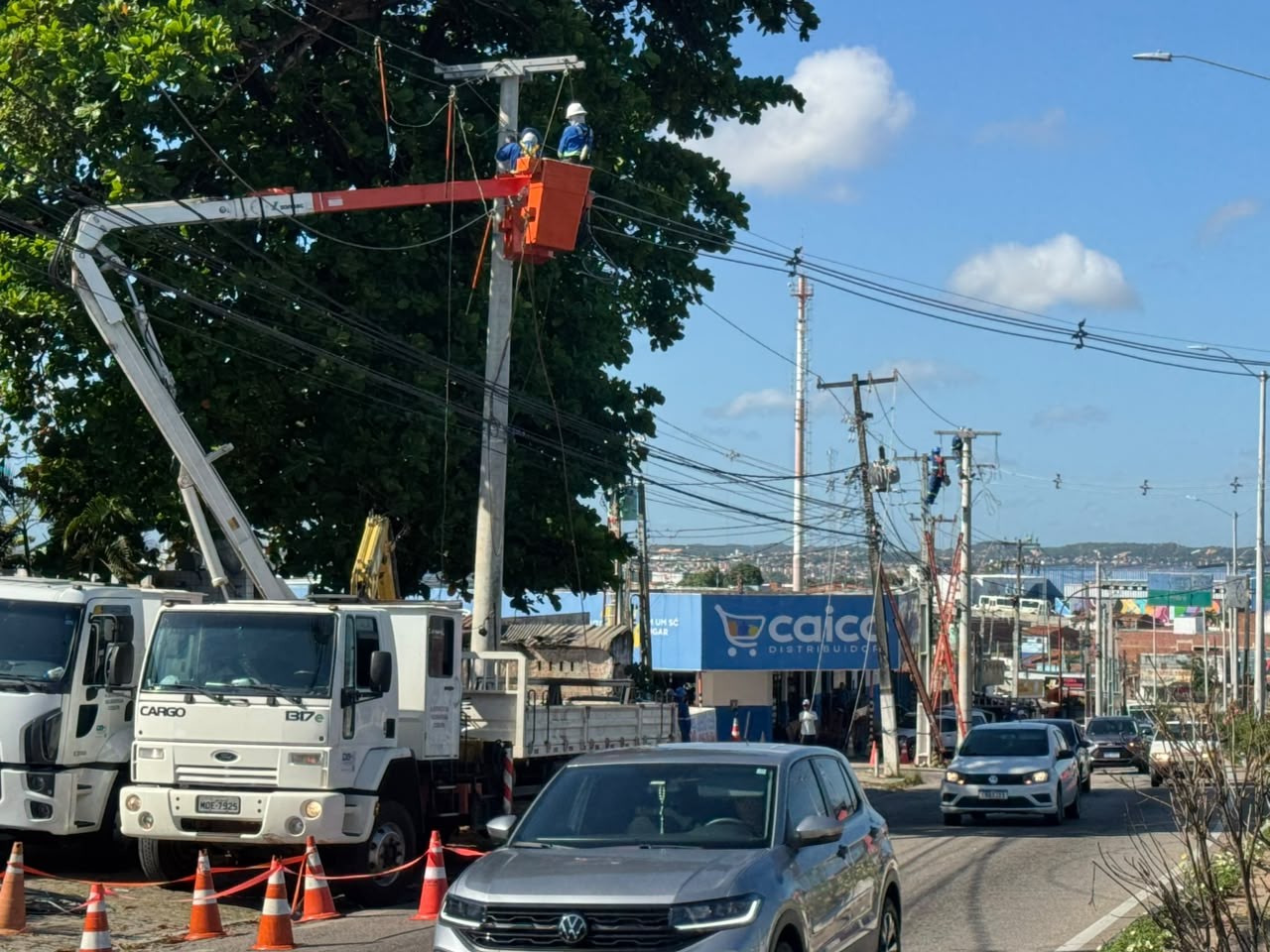 Cosern interdita faixa na Av. João Medeiros Filho e suspende energia em imóveis para serviço em Natal