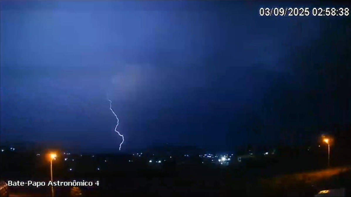 VÍDEO: observatório registra mais de 200 raios no céu sobre o RS com a chegada de temporal