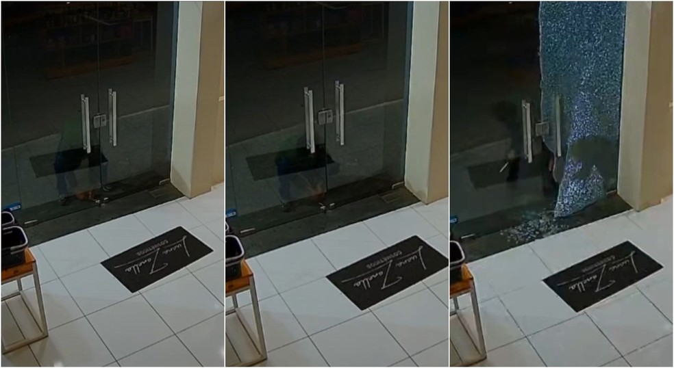 O homem destruiu a porta com usando um tipo de ferramenta  — Foto: Câmera de Segurança