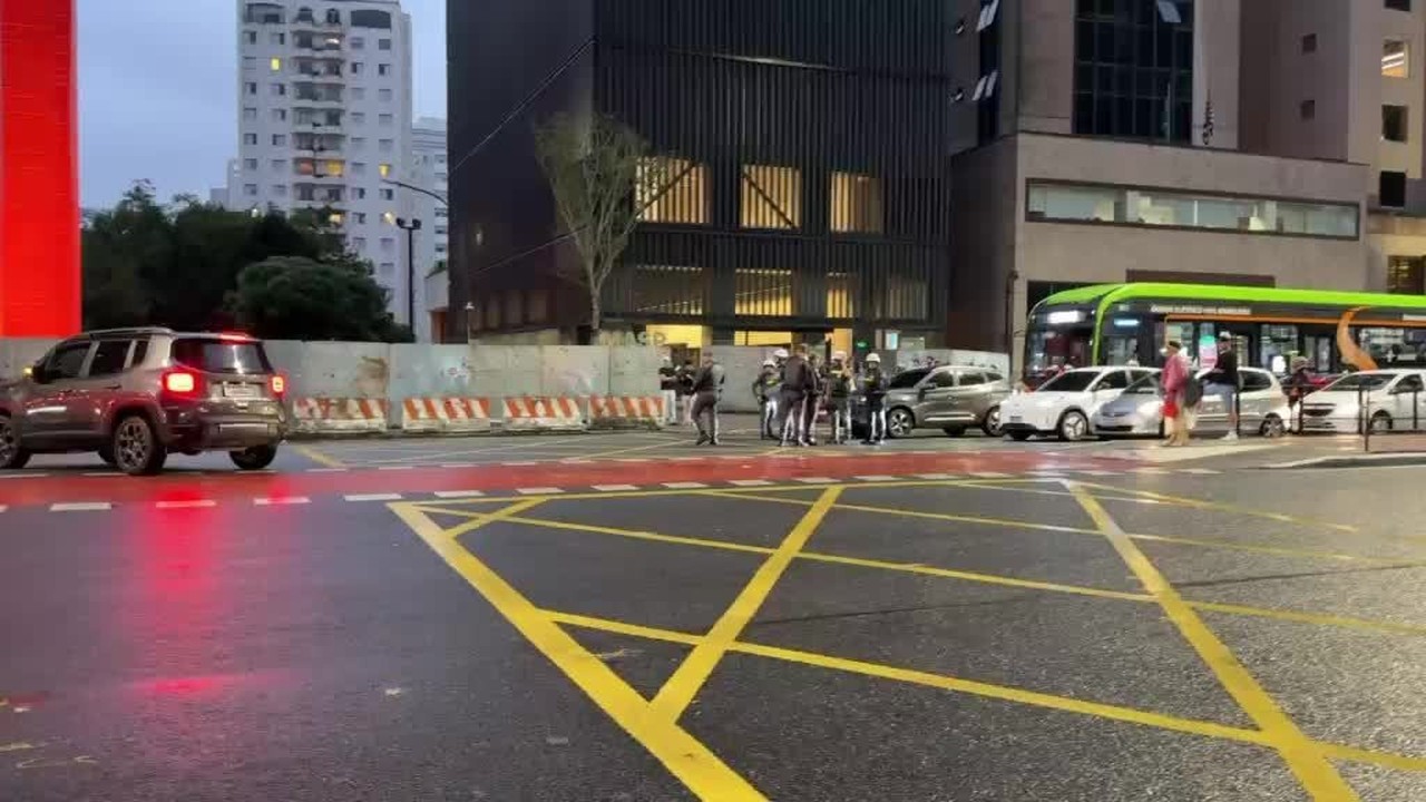 Manifestantes ocupam faixas da Avenida Paulista e PM é acionada