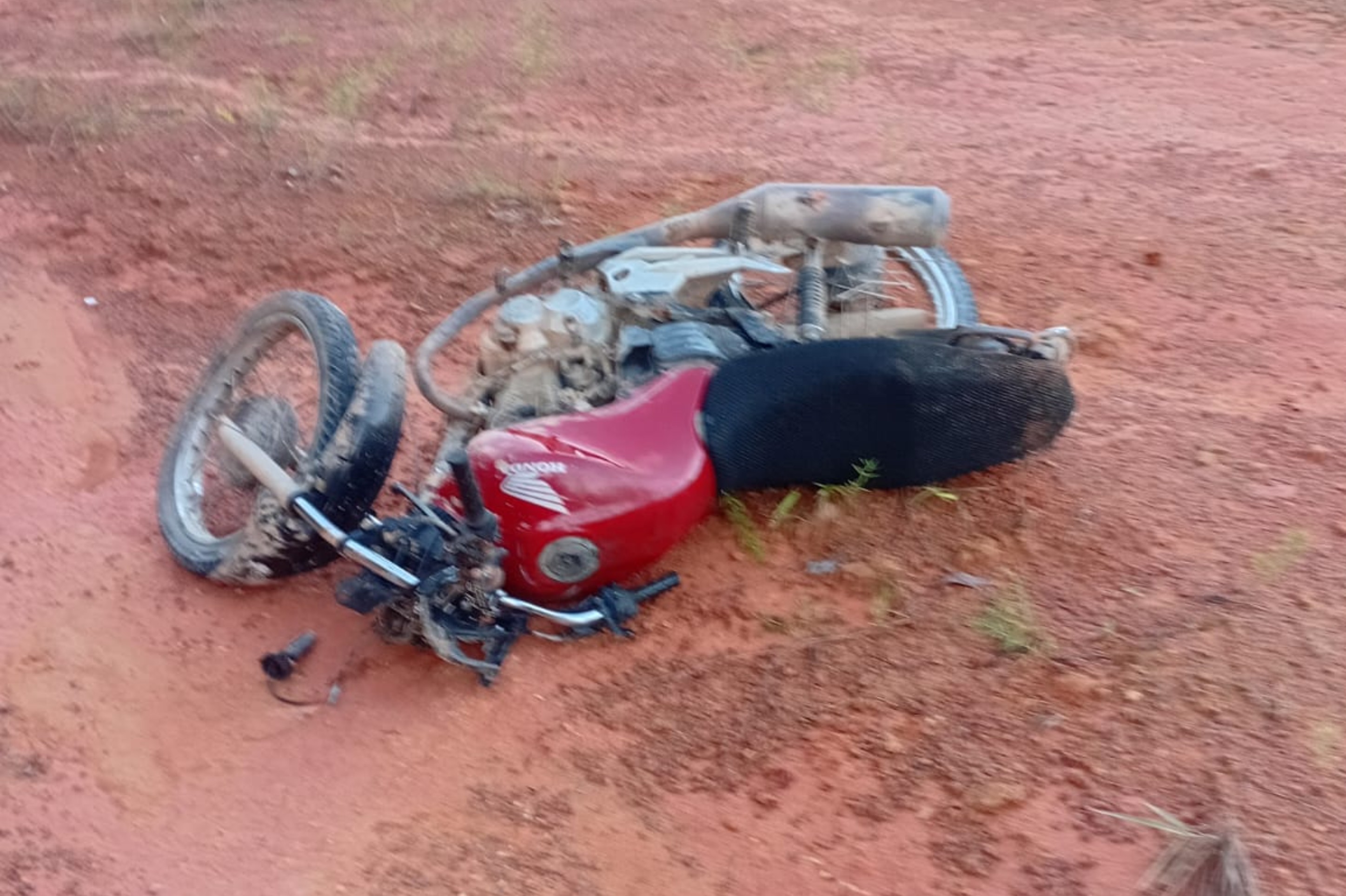 Motociclista morre após sair da pista e bater no meio-fio em estrada de São João da Baliza
