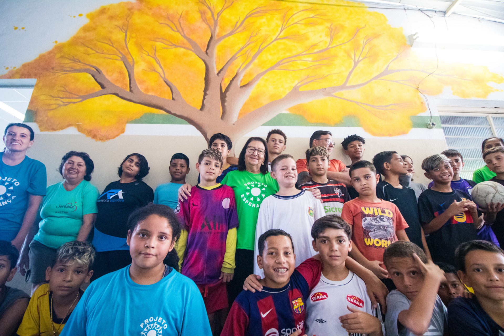 Mulher cria projeto social embaixo de uma árvore e transforma vidas há 30 anos no interior de SP