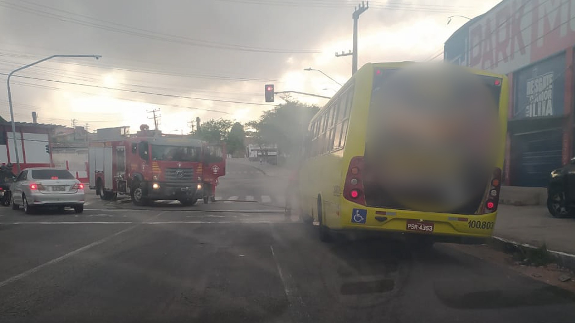 VÍDEO: Princípio de incêndio em ônibus causa congestionamento no Centro de São Luís