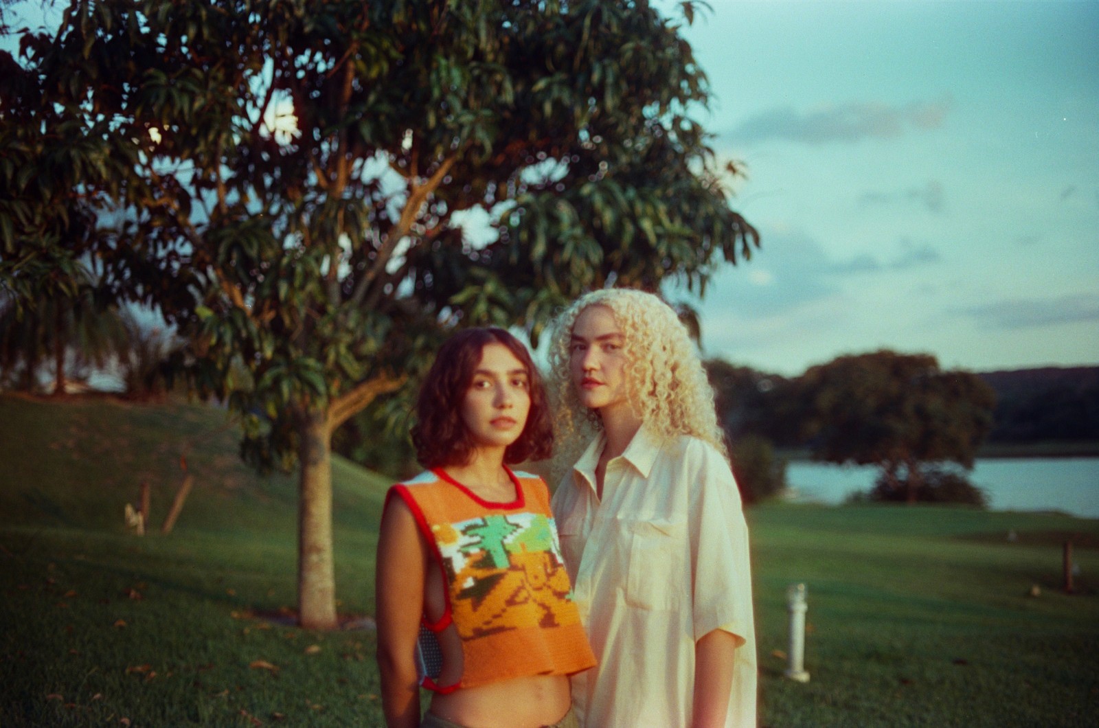 Anavitória se recolhe no interior de ‘Claraboia’, álbum com cheiro de mato e com a sinceridade típica da dupla