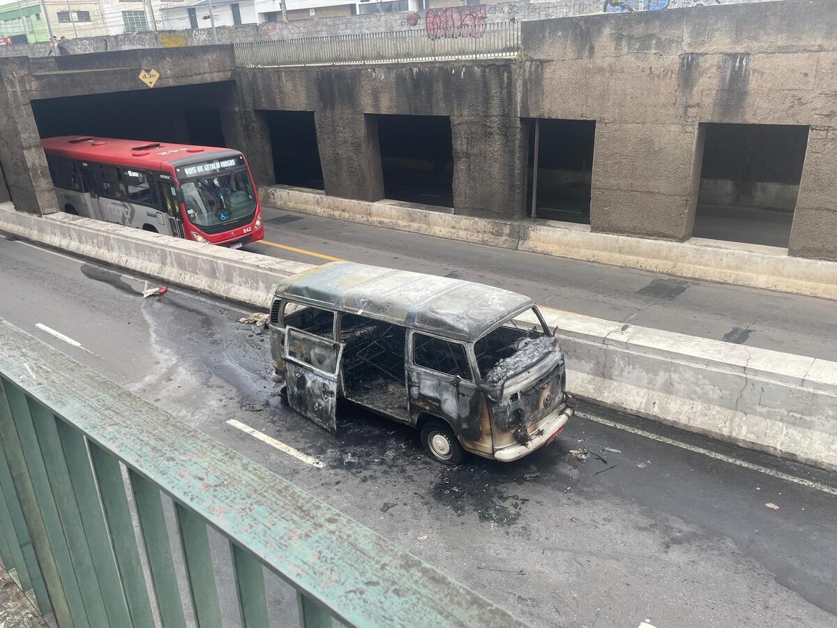 Kombi pega fogo e interdita trânsito no Mergulhão em Juiz de Fora; VÍDEO