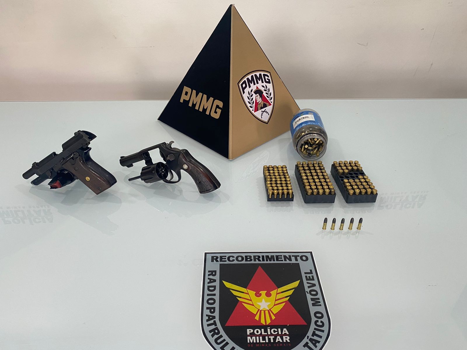 Jovem entrega armas e munições à PM após discutir com o pai em Governador Valadares