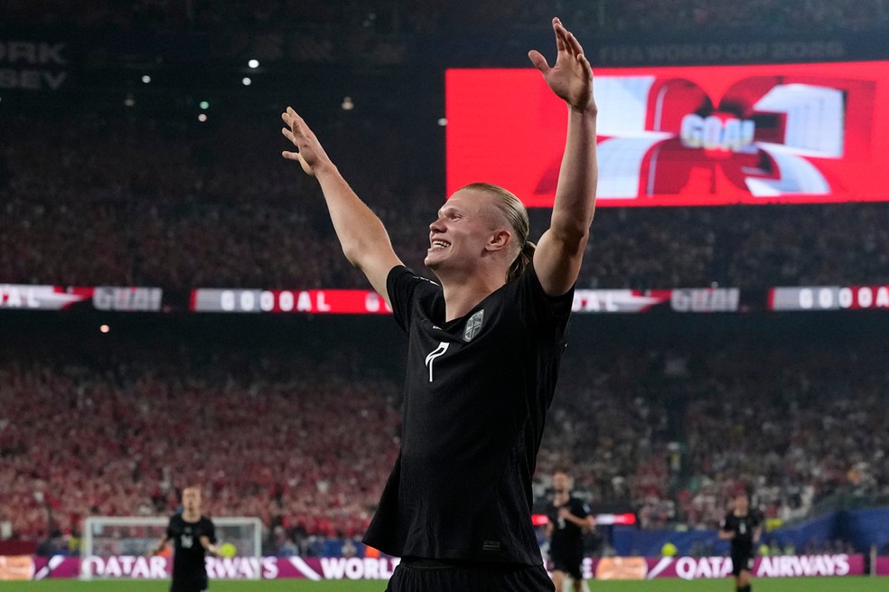 O atacante Erling Haaland comemora o seu segundo gol marcado na vitória da Noruega contra Senegal por 3 a 2 pela Copa do Mundo, em East Rutherford, em Nova Jersey, no dia 22 de junho de 2026 — Foto: Frank Franklin II/AP