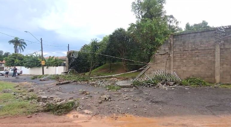 Chuva forte tem carros boiando e queda de muro em Campinas; VÍDEO