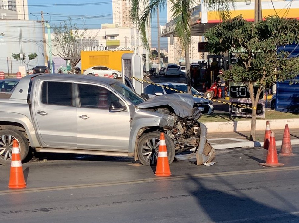 Após ser baleado, Everton perdeu o controle do veículo em que estava e bateu contra outro carro, no Bairro Ribeirão do Lipa, em Cuiabá. — Foto: Robson Moura