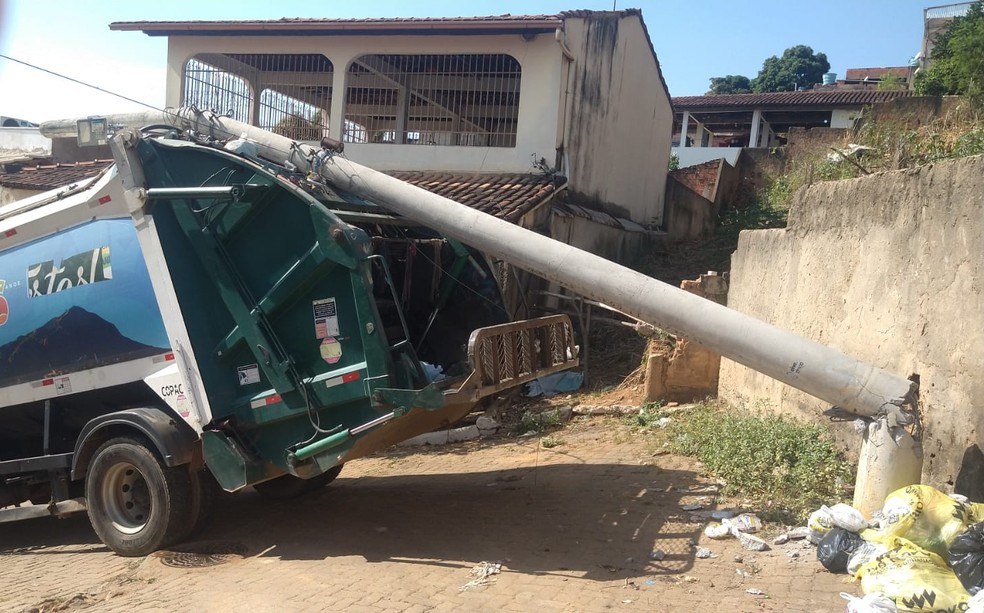 Poste tombado sobre o caminhão — Foto: Corpo de Bombeiros