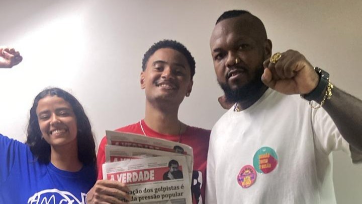 Djonga e outros artistas se juntam a manifestantes na Câmara Municipal de BH em defesa da tarifa zero