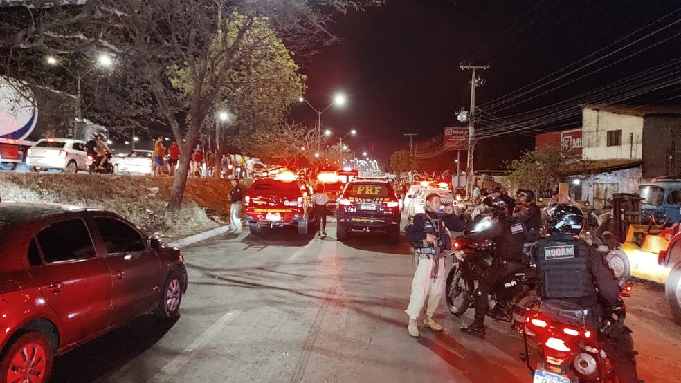 Motorista é morto a tiros após se envolver em acidente e duas mulheres morrerem atropelada na BR 316, em Teresina; duas crianças ficaram feridas — Foto: Gil Oliveira / TV Clube