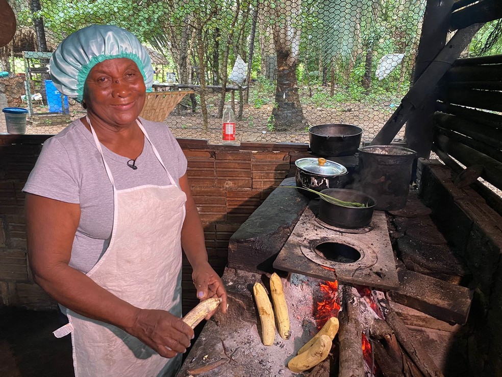 Presidente da Associação da Comunidade Negra Rural da Mutuca ensina prato símbolo de resistência quilombola em Mato Grosso — Foto: Cleto Kipper