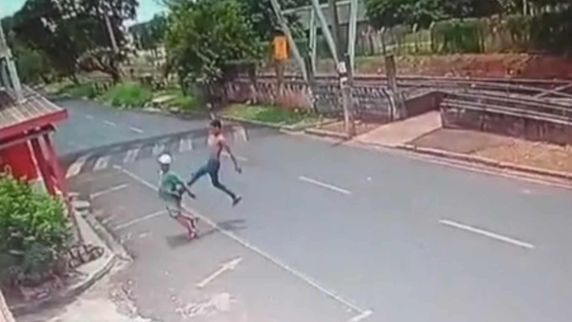 VÍDEO: aposentado é agredido com 'voadora' e tem o celular roubado por homem em Rio Preto