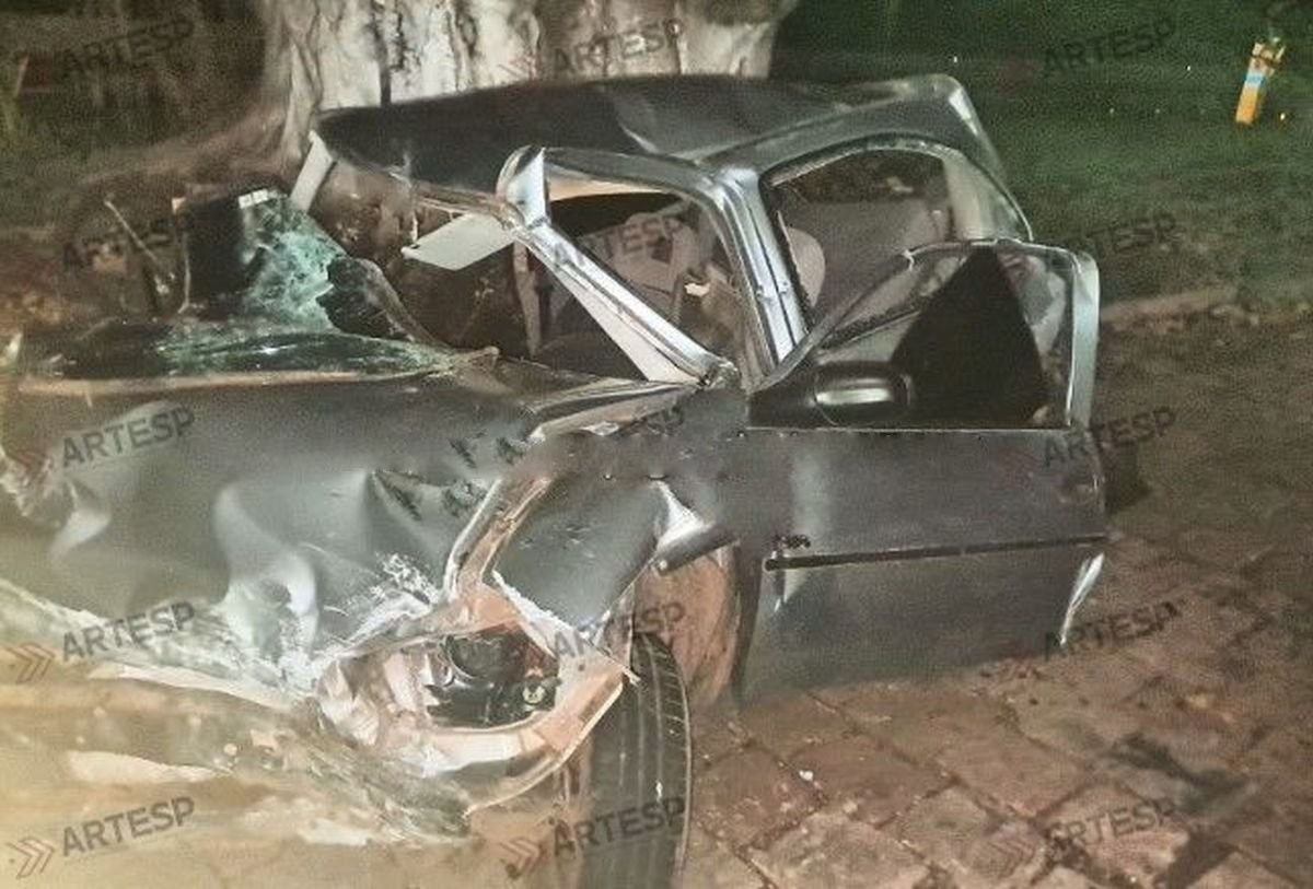 Jovem morre após bater carro em defensa metálica e ser esmagado por carreta 