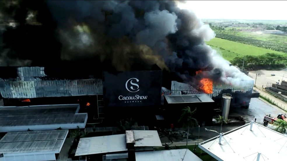 Fábrica da Cacau Show durante incêndio em Linhares, ES — Foto: Reprodução/TV Gazeta
