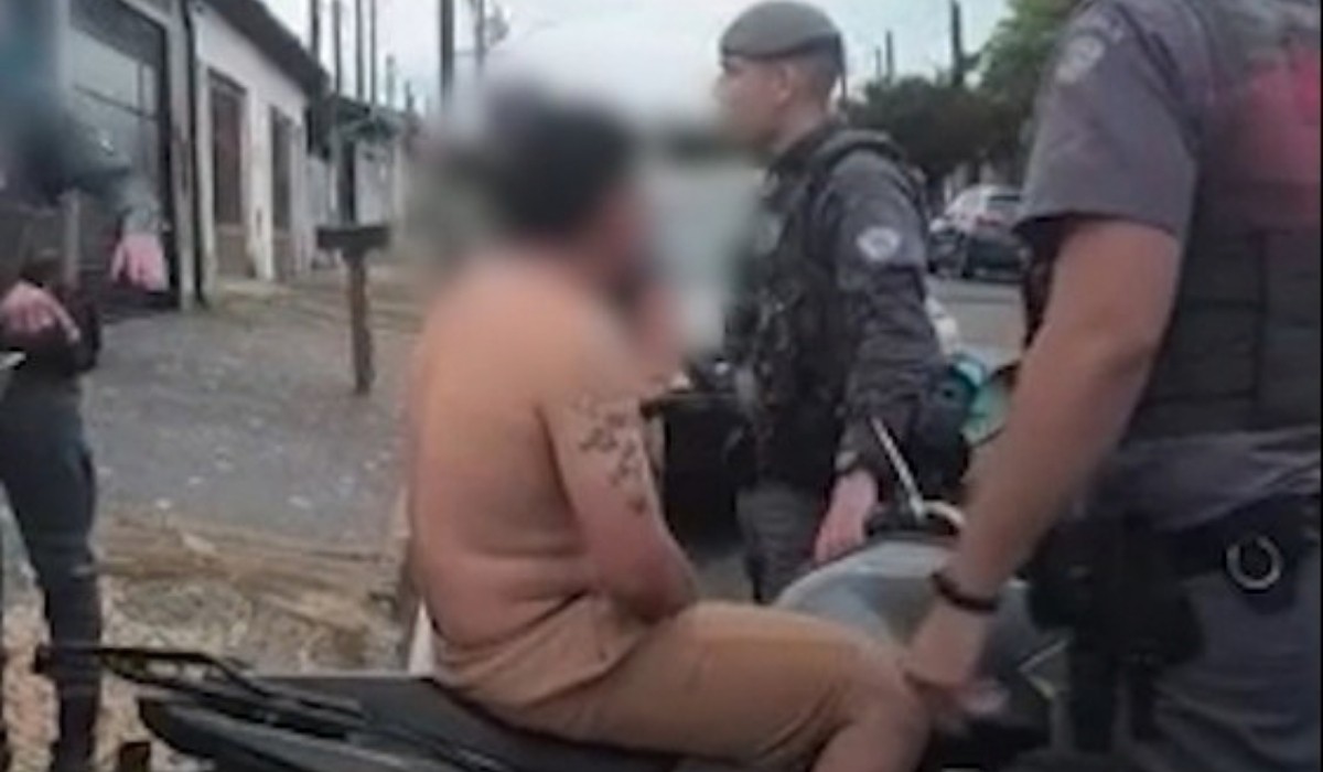 PMs dão 'mata-leão' e chutam homem na região genital durante abordagem no interior de SP; VÍDEO