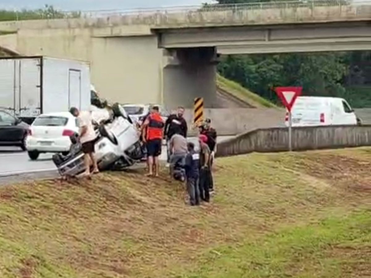 Capotamento deixa uma pessoa ferida na Rodovia Anhanguera em Campinas