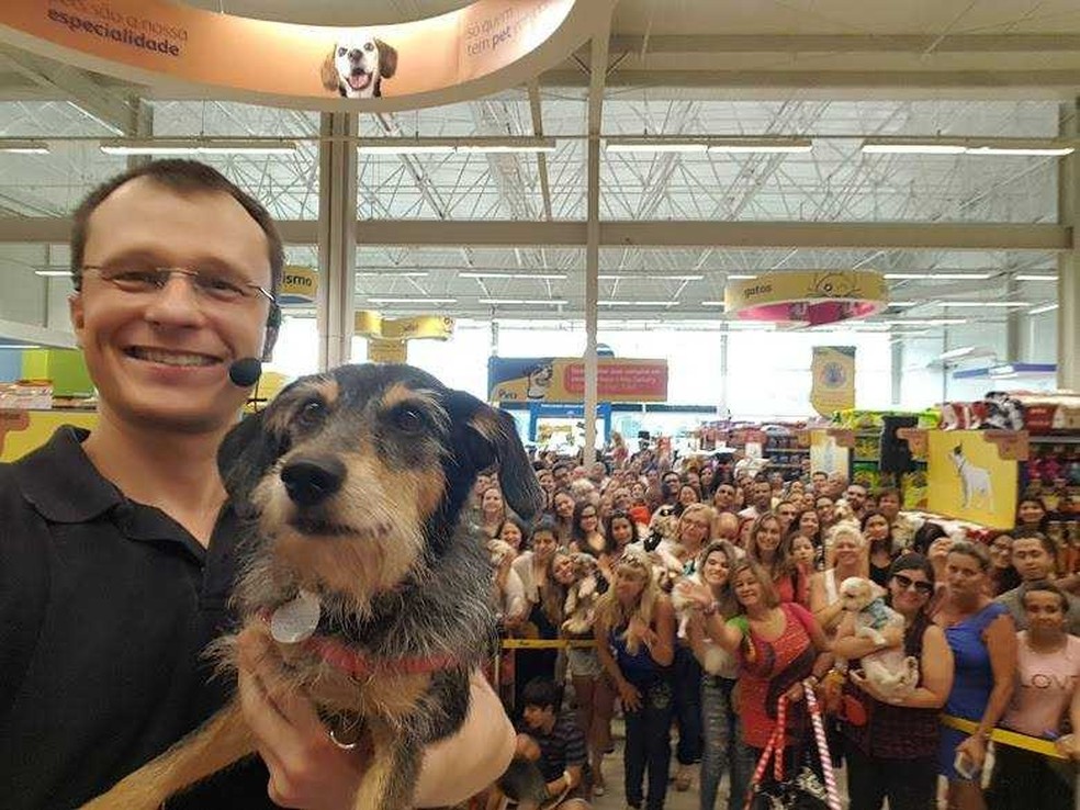 Dr. Pet e sua cadelinha, Estopinha, que soma 2,5 milhões de seguidores em redes sociais  — Foto: Divulgação