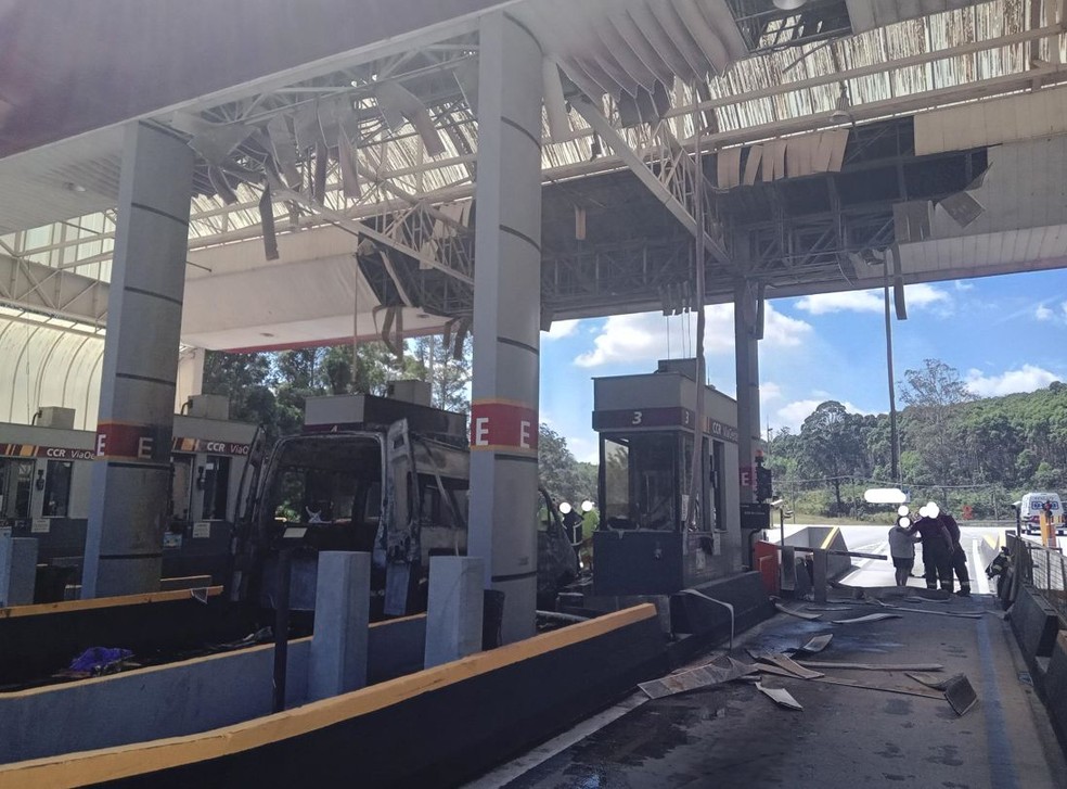 Parte da estrutura da praça de pedágio foi danificada — Foto: Artesp/Divulgação