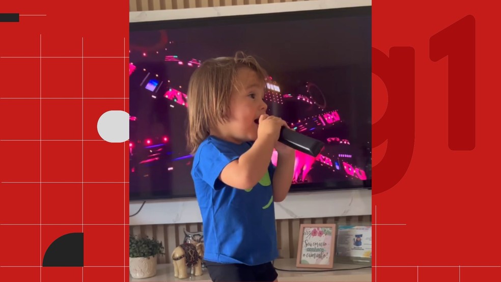 Miguel cantando com controle — Foto: Reprodução/Instagram