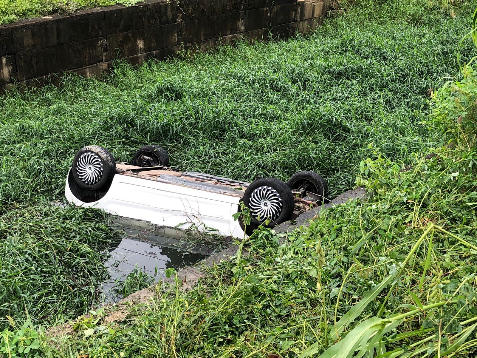 Carro cai no Canal do Saco, em Campos dos Goytacazes, e dois homens ficam feridos