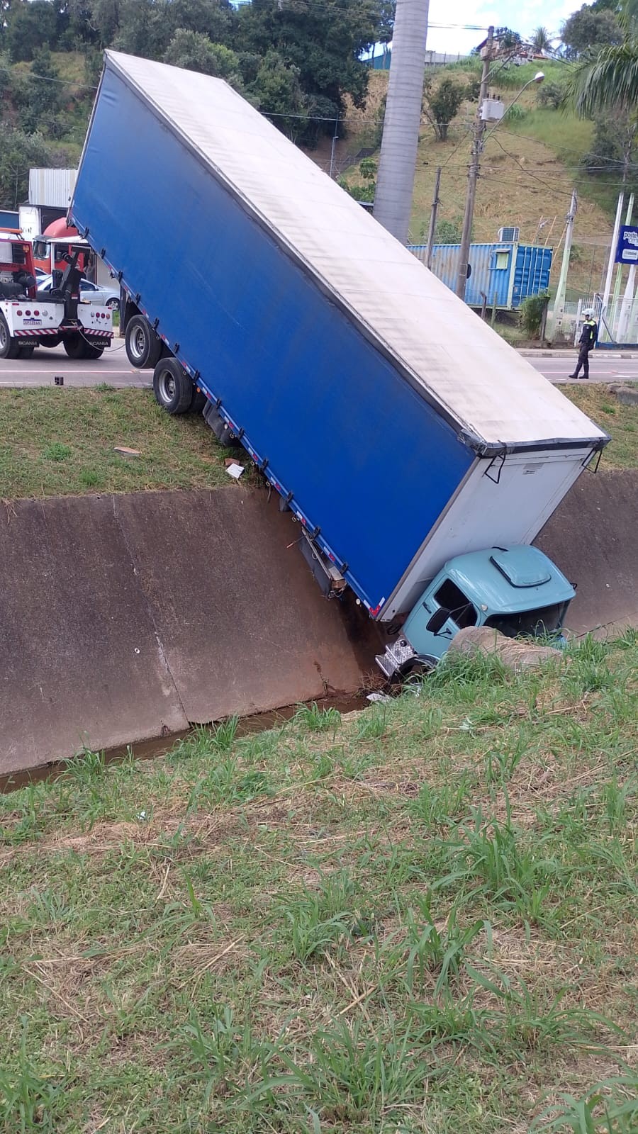 VÍDEO: caminhão cai dentro de córrego em avenida de Vinhedo