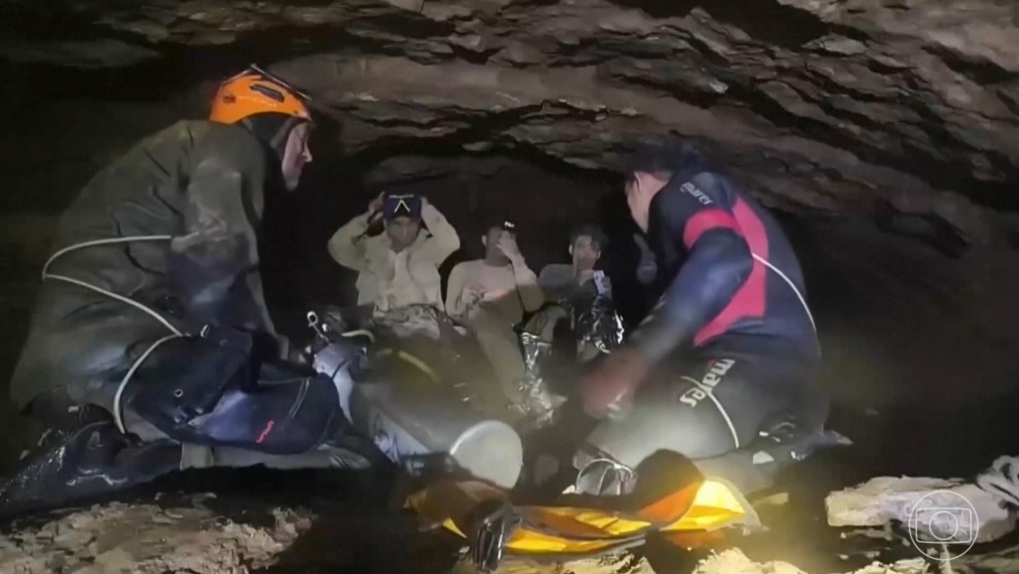 Sobreviventes em caverna no Laos surpreendem equipes e saem sozinhos 