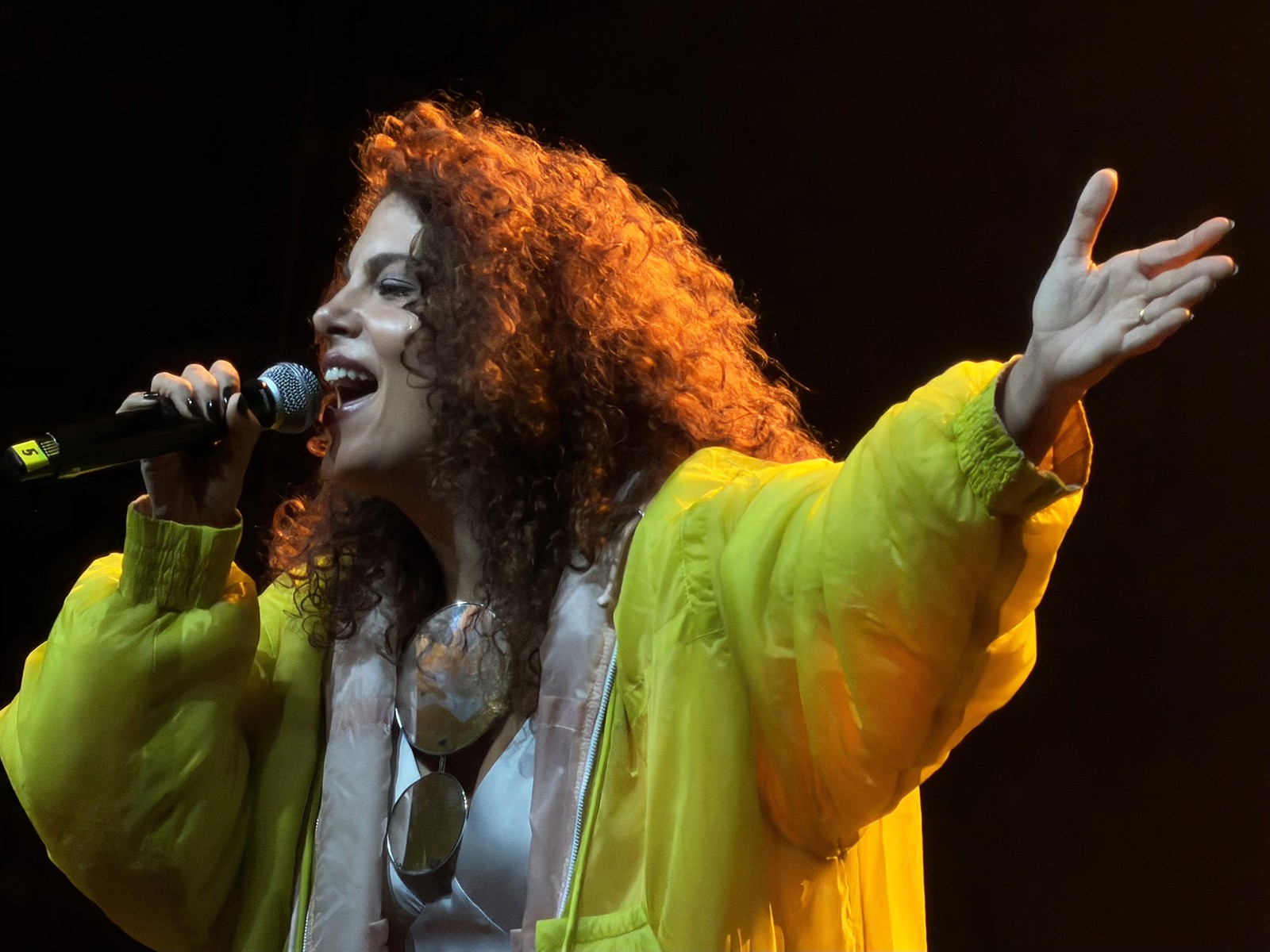 Céu celebra ‘braços abertos’ do público carioca em 2005 ao voltar ao Rio com show em que revisita o primeiro álbum