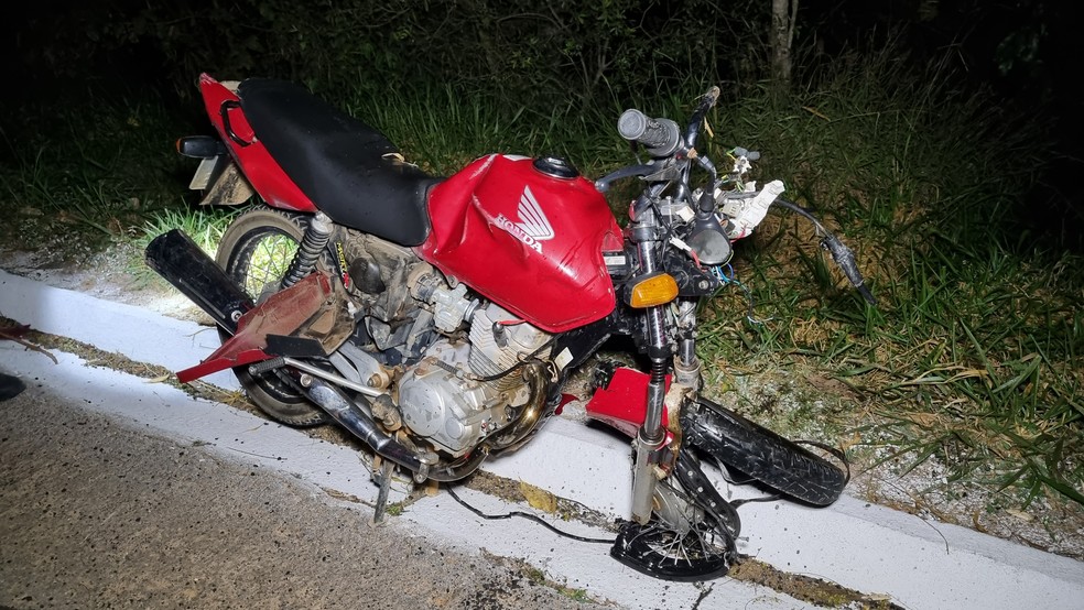 Motociclista morre ao ser atropelado por outra moto depois de batida com carro na BR-146 — Foto: Helder Almeida 