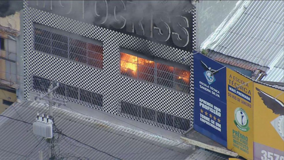 Chamas dentro de loja pegando fogo em Ramos, na Zona Norte do Rio — Foto: Reprodução/ TV Globo
