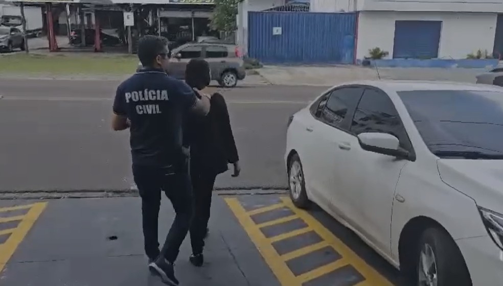 Mulher suspeita de falsificar atestados e certidões em Manaus — Foto: Reprodução