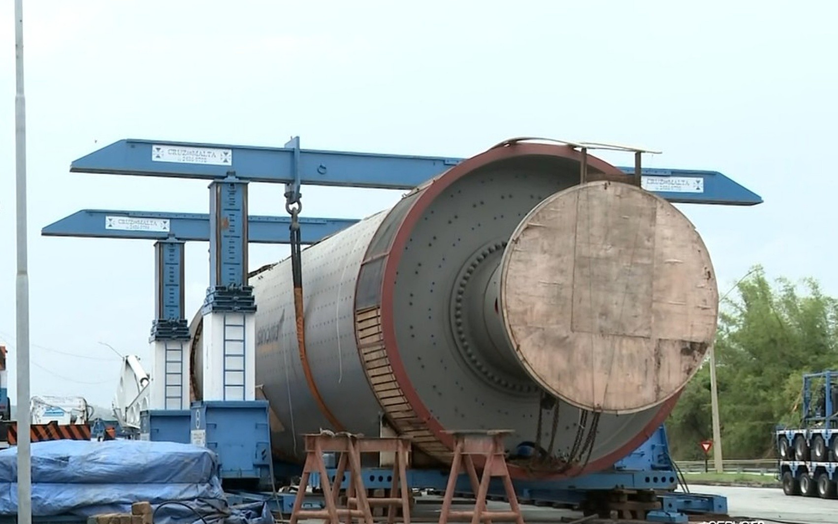 Em estrutura menor, carga de 210 t que estava em megacarreta deve seguir para Goiás no sábado