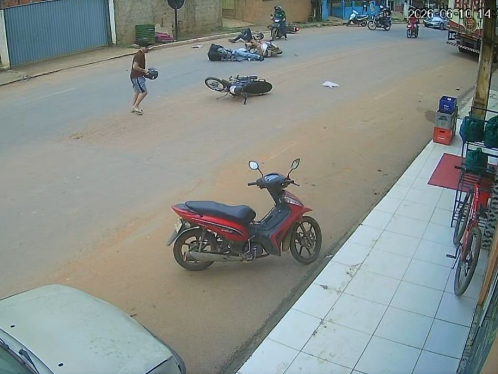 VÍDEO: Colisão entre três motocicletas deixa feridos no Acre; vítima sofreu fraturas no braço