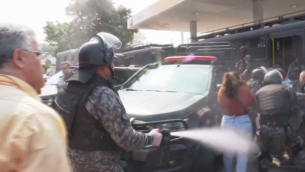 Polícia faz ação para retirar estudantes da Uerj após Justiça determinar reintegração de posse — Foto: Reprodução TV Globo