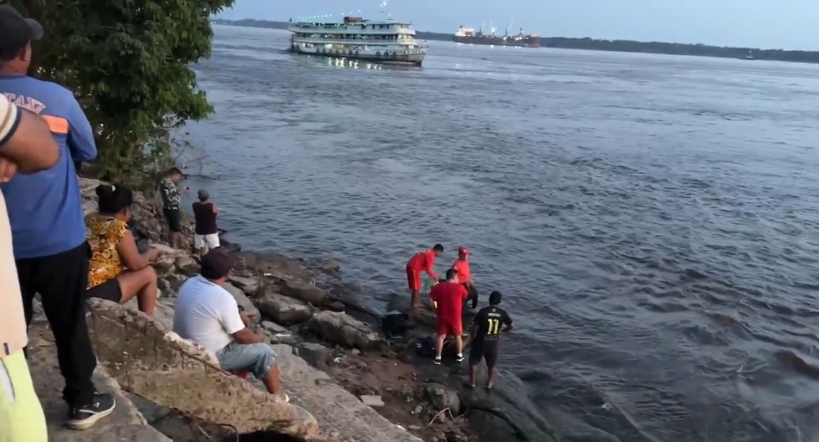 Adolescente morre afogado após pular no Rio Amazonas enquanto pescava, em Itacoatiara