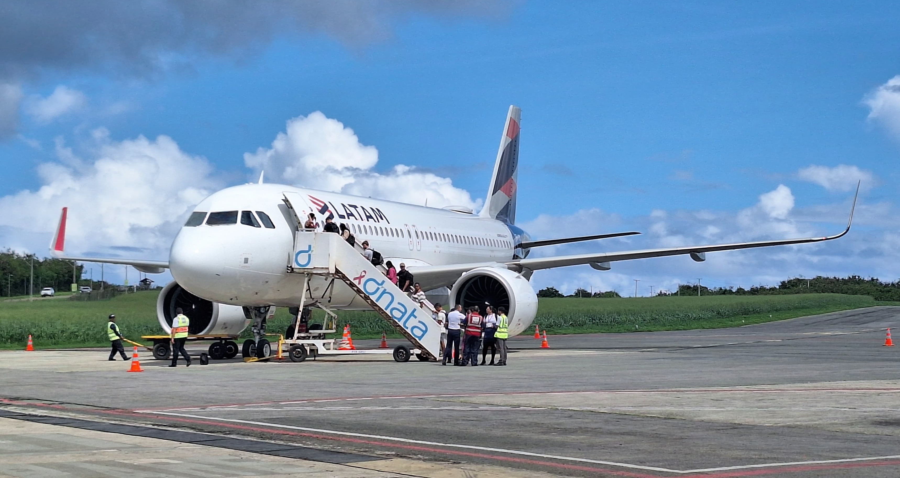 Depois de muitos transtornos, moradores de Fernando de Noronha conseguem comprar passagens aéreas para voos extras