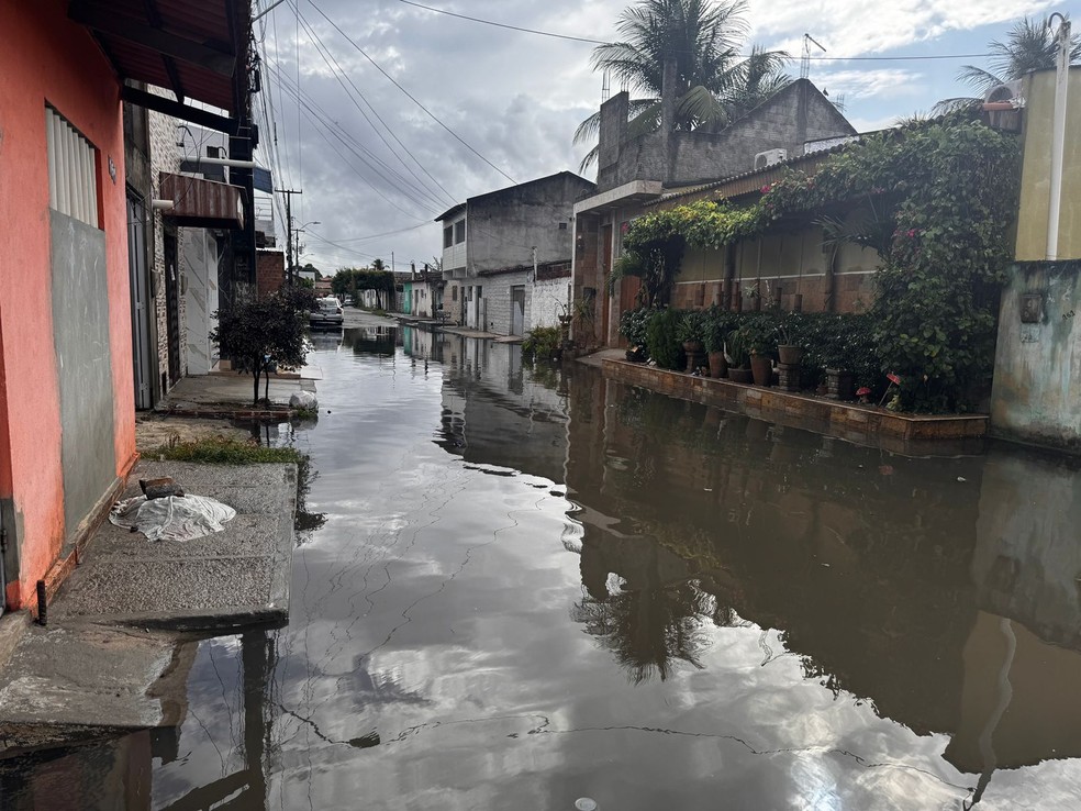 Rua alagada no bairro Nossa Senhora da Apresentação, na Zona Norte de Natal — Foto: Vinícius Marinho/Inter TV Cabugi