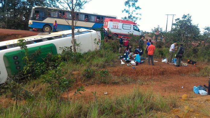 Ônibus tomba em barranco na BR-156, em Macapá, e deixa passageiros feridos | Amapá | G1