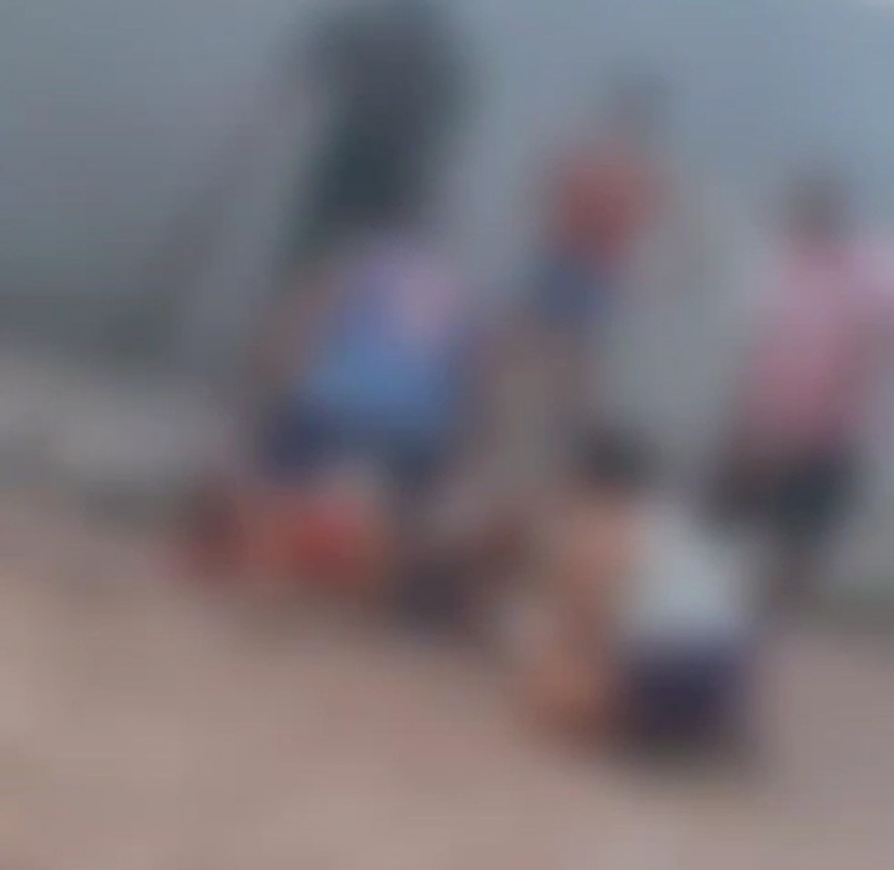 Pessoas socorrem homem atacado por cães em Extremoz — Foto: Reprodução